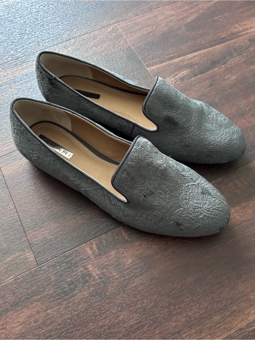 Tahari foley Gray Floral velvet Embossed Slip-On Loafers euc size 8.5